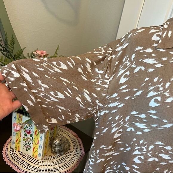 Jodifl Boutique Tan White Animal Style Print Short Sleeve Button Up Blouse Sz L - Picture 3 of 11